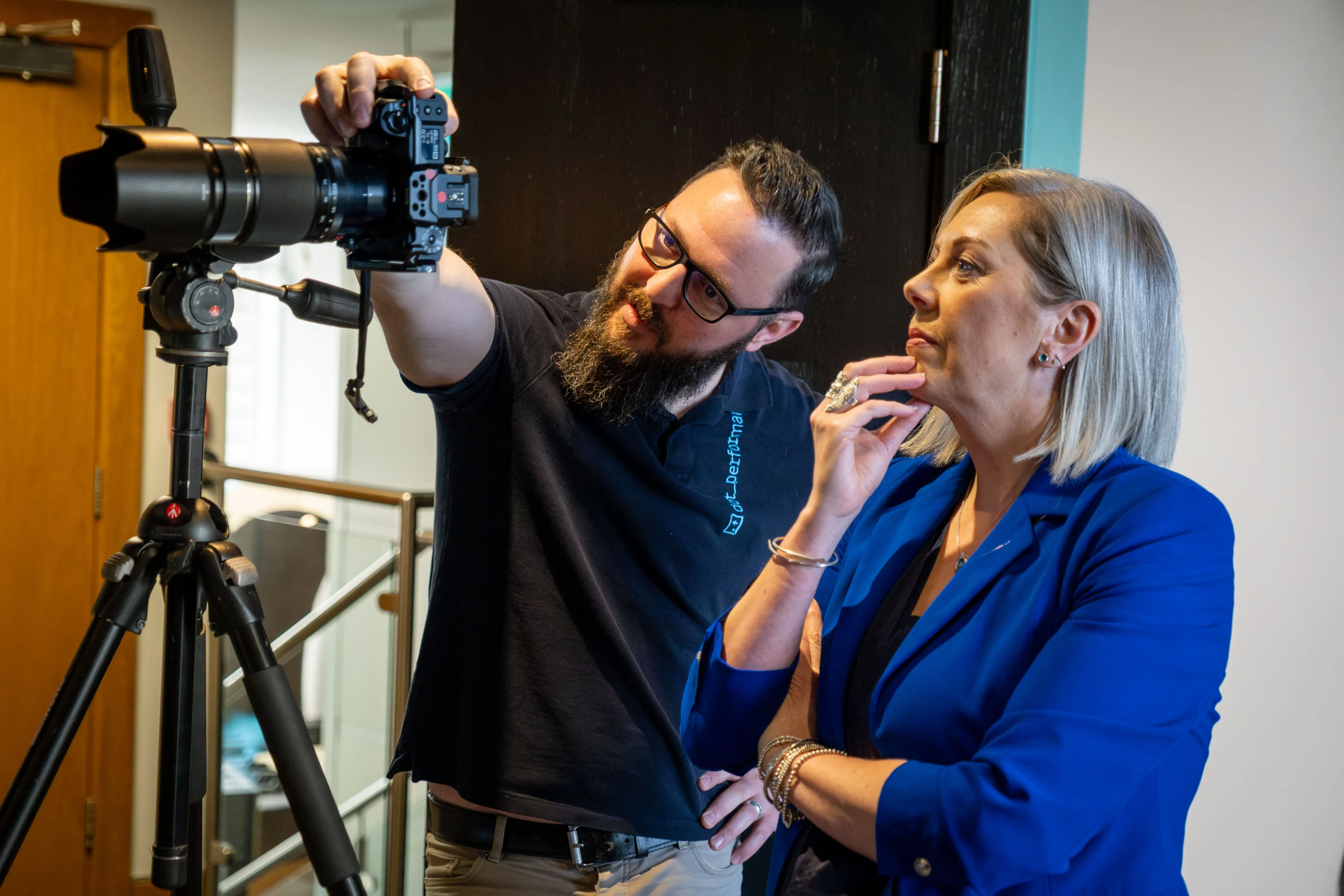 Nico van Loggerenberg and Lisa Karran reviewing her headshots through the camera at DotPerformance Studio