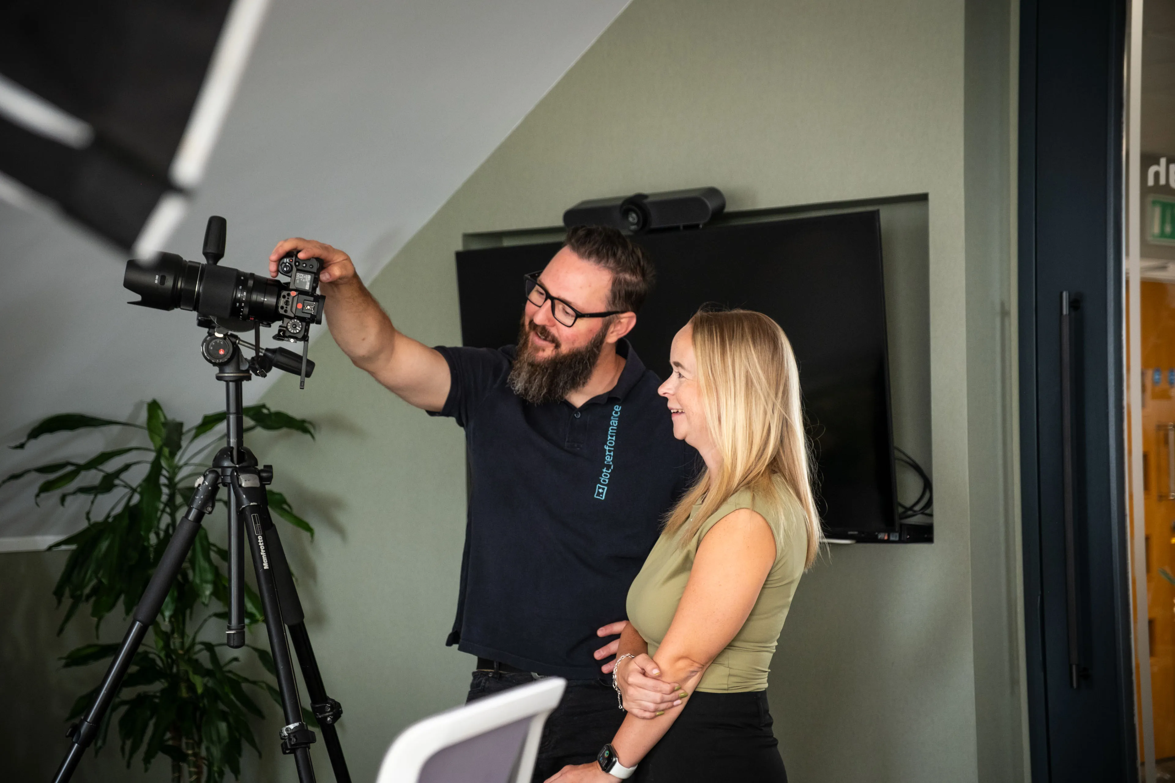 Nico van Loggerenberg reviewing portrait photos on camera with a Boal & Co employee during the portrait session at their offices.