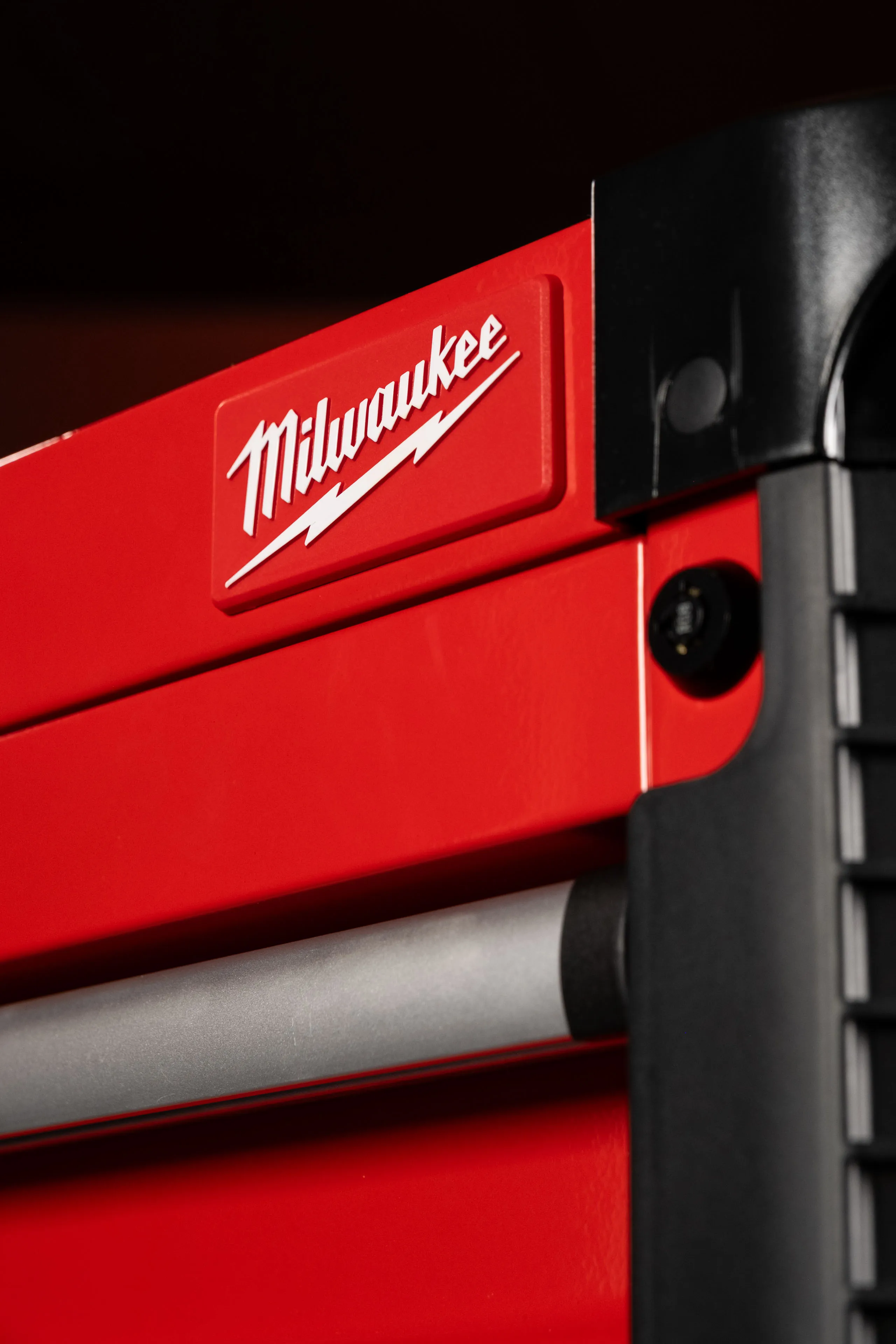Close-up of the Milwaukee logo badge on the top lid of the Milwaukee STC30-1 Toolbox