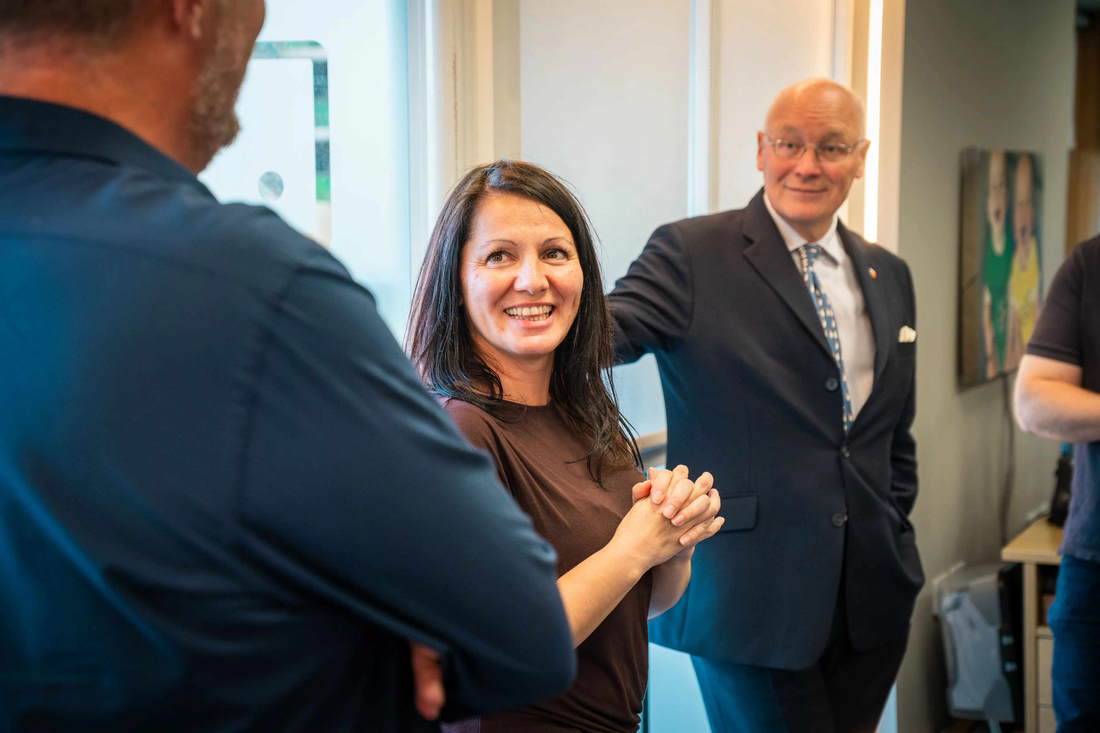 Raluca Matei smiling at Andy Orton with Lieutenant General Sir John Lorimer KCB DSO MBE in the background